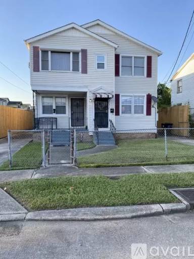 Main picture of 2215 Humanity St