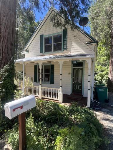 Main picture of 228 B St