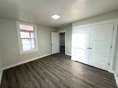 Main picture of 904 Silver St