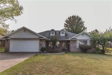 Main picture of 200 Center Dr