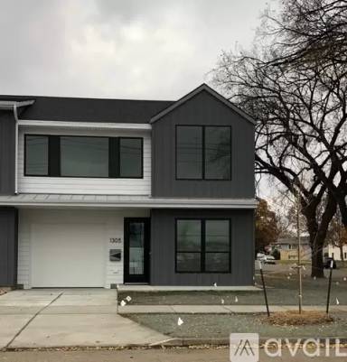 Main picture of 1305 E Sweet Ave