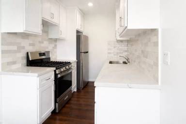 Main picture of 4552 Saturn St