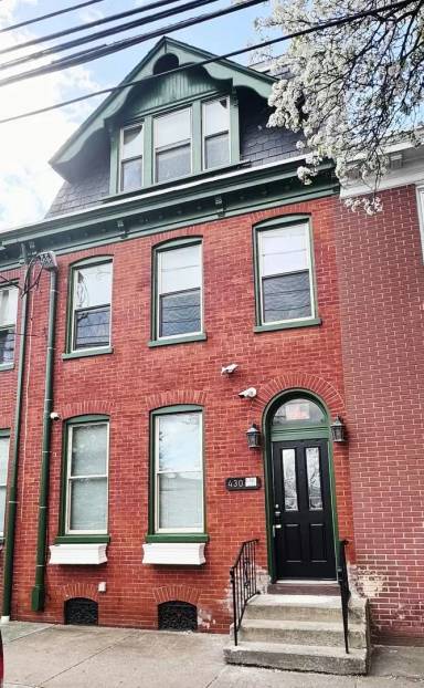Main picture of 430 E King St