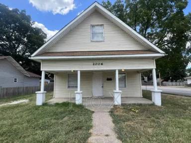 Main picture of 2006 S Porter Ave