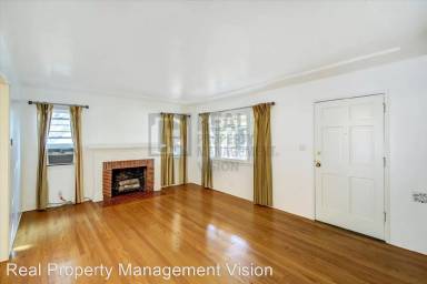 Main picture of 700 N Hollywood Way