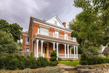 Main picture of 2712 Curtis St