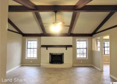 Main picture of 2000 Oakmont St