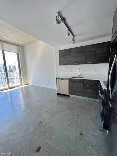 Main picture of 600 NW 32nd Pl