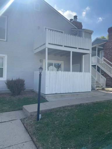 Main picture of Colonial Oaks Condominums