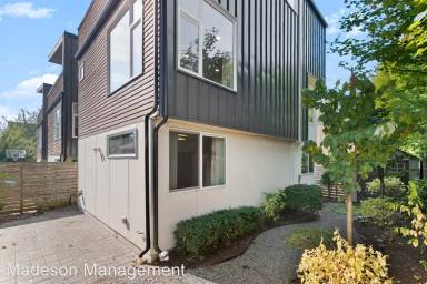 Main picture of 2510 NE 65th St