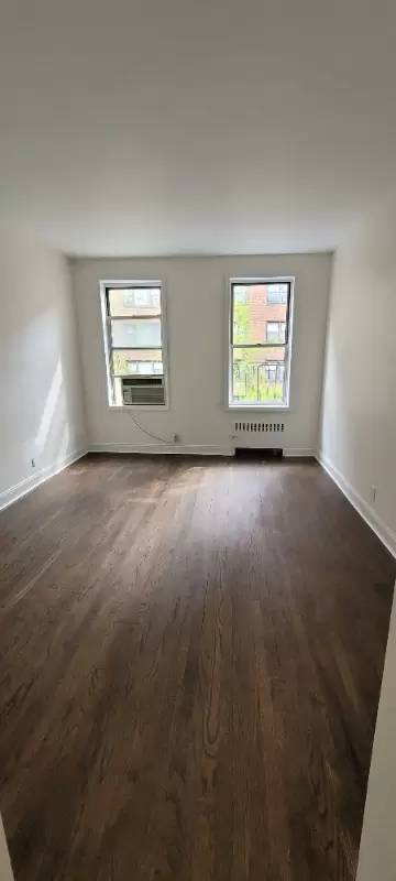 Main picture of 521 E 81st St