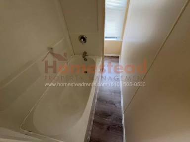Main picture of 2121 W 4th St