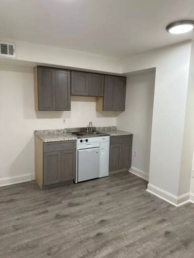 Main picture of 1740 N Broadway