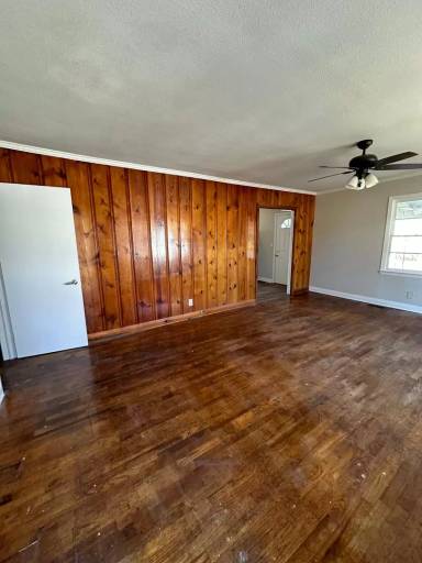 Main picture of 102 King Bee Cir NE