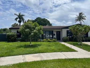 Main picture of 18570 SW 93rd Ave