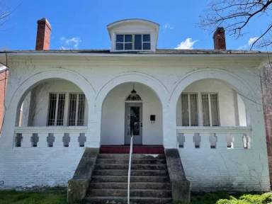 Main picture of 10 Centre Hill Ct