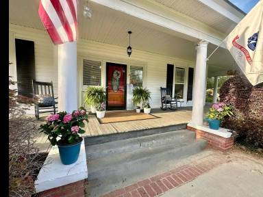 Main picture of 267 Elm St