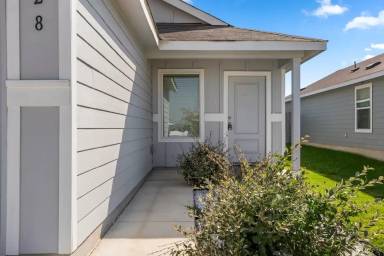 Main picture of 128 Hellcats Way