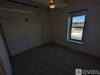 Main picture of 832 Commercial St