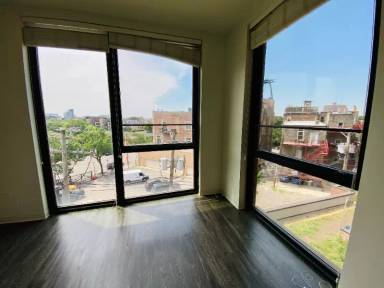 Main picture of 833 N Milwaukee Ave