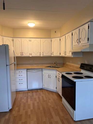 Main picture of 1700 W Touhy Ave