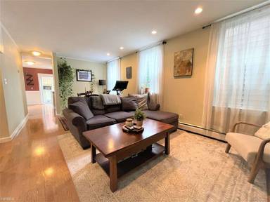 Main picture of 25 Pleasant St