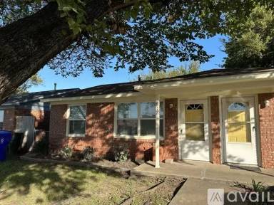 Main picture of 817 E Lindsey St