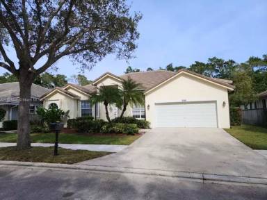 Main picture of 3090 Lakewood Cir
