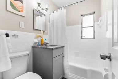 Main picture of 1035 Queen St N
