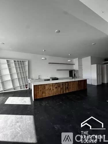Main picture of 2500 W Chicago Ave