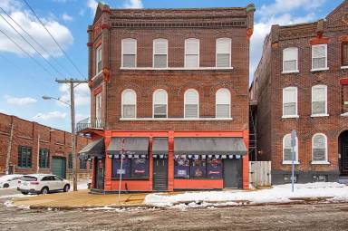 Main picture of 900 Barton St
