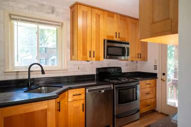 Main picture of 10000 Kinross Ave