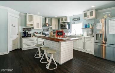 Main picture of 1909 Crooked Creek Ln