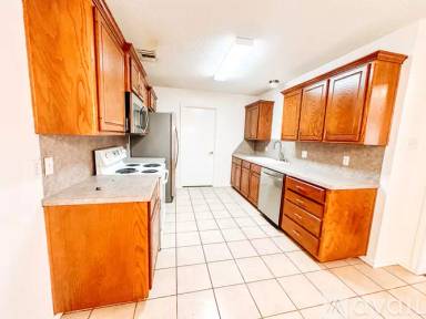 Main picture of 3105 99th St
