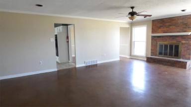 Main picture of 2868 Hampton Court Rd N