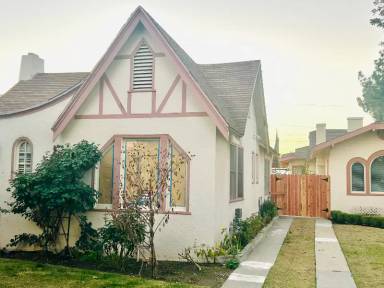 Main picture of 2211 N Van Ness Blvd