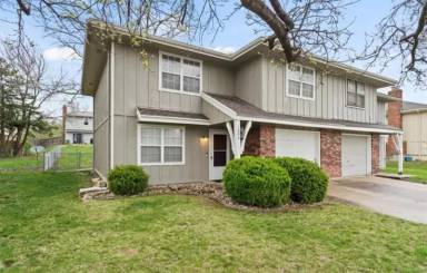 Main picture of 1604 E Drury Ln