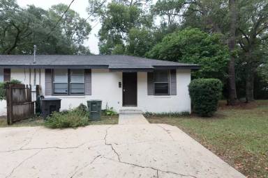 Main picture of 2020 Hollywood Dr