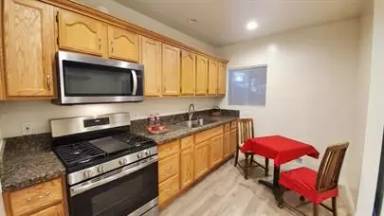 Main picture of 17321 Burbank Blvd