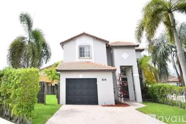 Main picture of 305 Lakeside Ct
