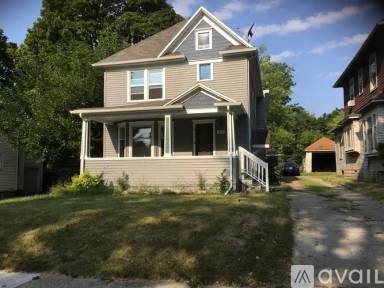 Main picture of 215 Custer Ave