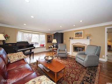 Main picture of 171 E 3rd Ave