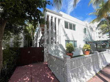 Main picture of 220 Collins Ave