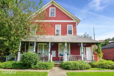 Main picture of 208 E Charles St