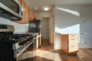 Main picture of 618 Gambell St
