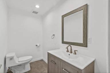 Main picture of 6232 Whitsett Ave