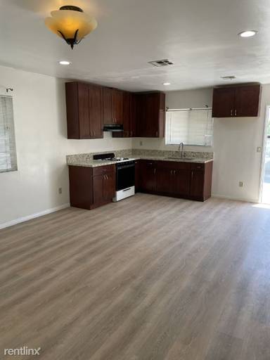 Main picture of 521 W Lexington Dr