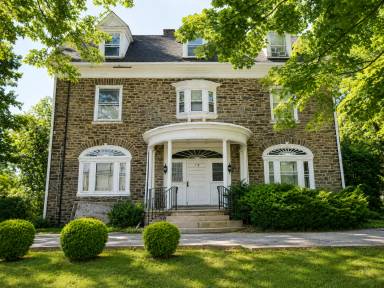 Main picture of 119 E Johnson St