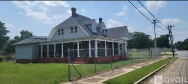 Main picture of 602 S School St