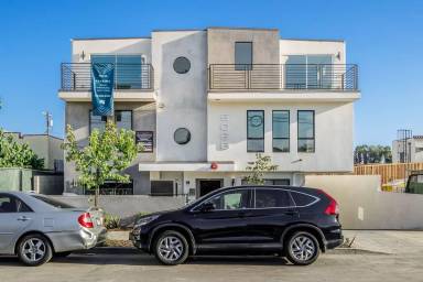 Main picture of 5066 Romaine St
